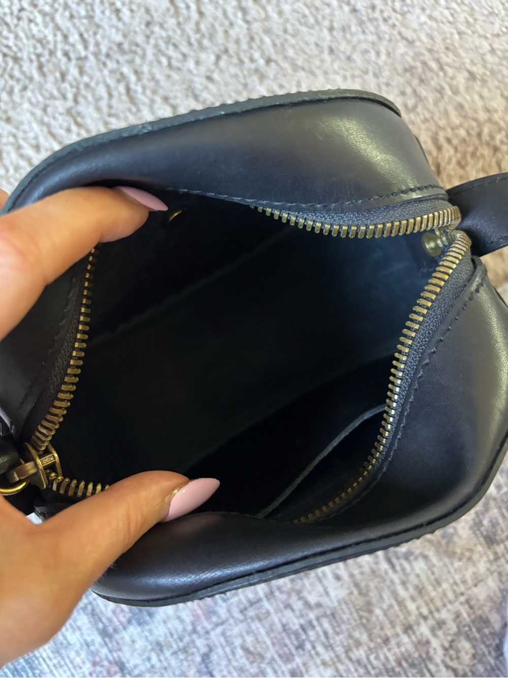 Madewell Black Round Crossbody with Gold Stud - Picture 4 of 5